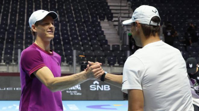 Jannik Sinner y Rafael Nadal saludándose (Fuente: Cordon Press)