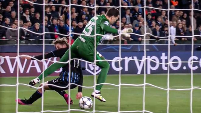 La falta de Vermant sobre Szczesny en el Brujas - Barcelona (Fuente: Movistar+)