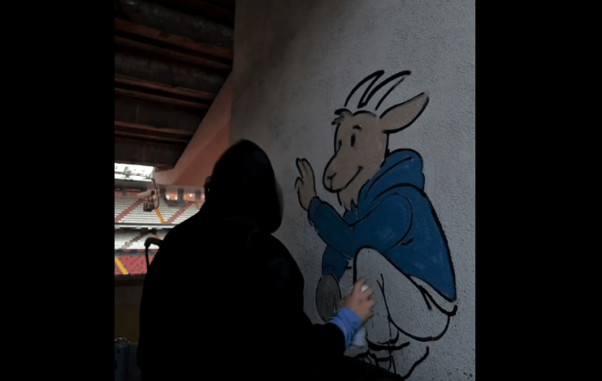 Un ultra del Lech Poznan hace un grafiti en Vallecas.