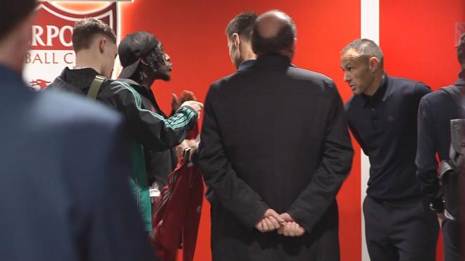 Wirtz dándole la camiseta a Xabi Alonso (ElDesmarque)