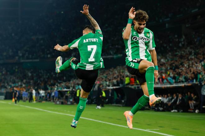 Ez Abde y Antony celebran un gol del Betis al Lyon (Foto: EFE)