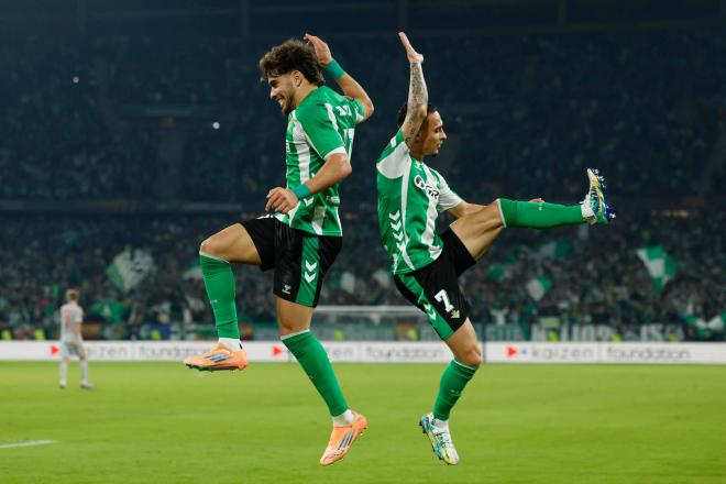Ez Abde y Antony celebran un gol del Betis al Lyon (Foto: EFE)