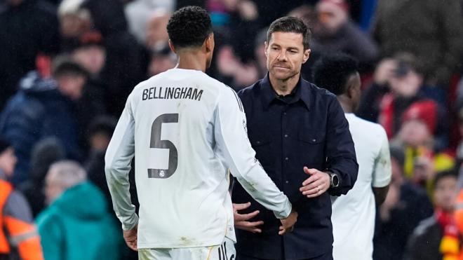 Xabi Alonso saluda a Jude Bellingham en Anfield (Europa Press)