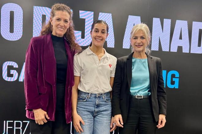 Patricia del Pozo, junto a Carolina Marín en el acto de LALIGA.