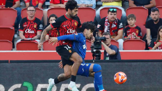 Samú Costa y Mauro Arambarri, en el Mallorca-Getafe de la temporada 24/25 (Foto: LaLiga).