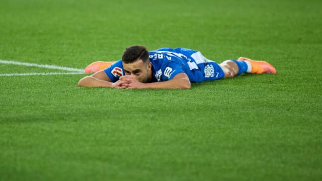 Abde Rebbach tirado en el campo con en Deportivo Alavés (Europa Press)