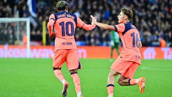 Lamine Yamal y Fermín López celebrando un gol con el FC Barcelona frente al Brujas en Champions (