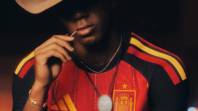Lamine Yamal, con la camiseta de España en una foto promocional de Adidas para el Mundial 2026 (@l