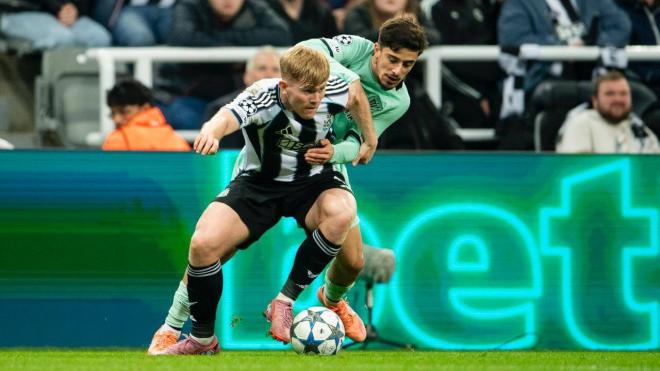 Nico Serrano brega con un rival ante el Newcastle. (Foto: Athletic Club)