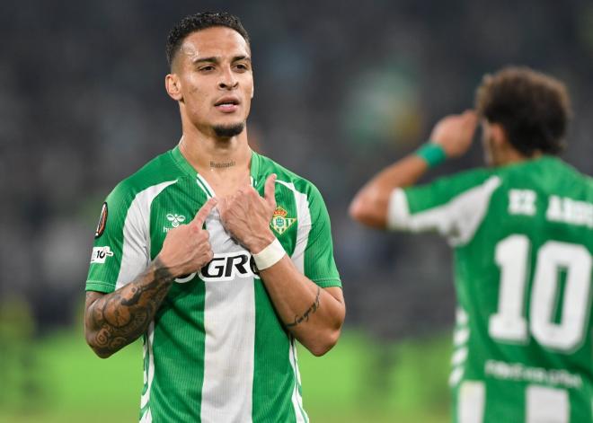 Antony, celebrando su gol ante el Lyon (Foto: Kiko Hurtado).