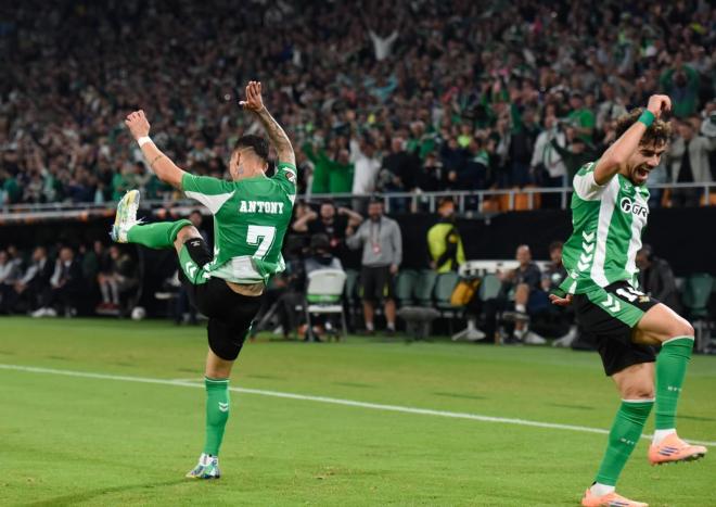 Antony y Ez Abde, celebrando un tanto ante el Lyon (Foto: Kiko Hurtado).