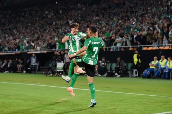 Antony y Ez Abde, celebrando un tanto ante el Lyon (Foto: Kiko Hurtado).