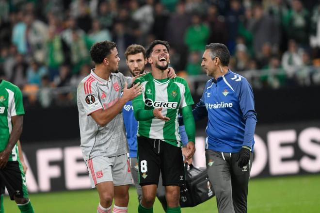 El enfado de Pablo Fornals al no señalar penalti (Foto: Kiko Hurtado).