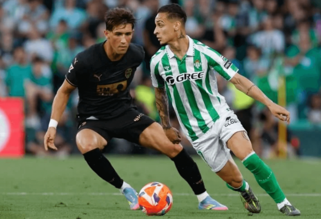 Jesús Vázquez y Antony en el último Valencia CF - Real Betis (Foto: EFE)