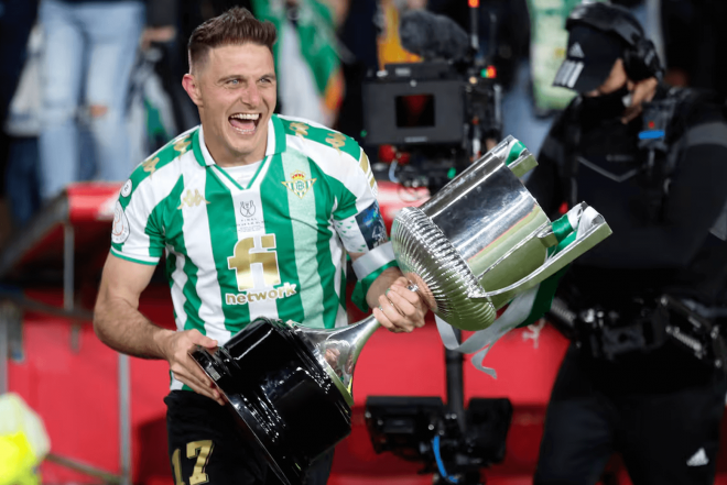 Joaquín con la Copa del Rey ganada al Valencia CF (Foto: EFE)
