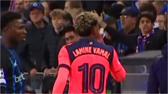 Lamine Yamal mandando un beso a la grada (Captura de Movistar)