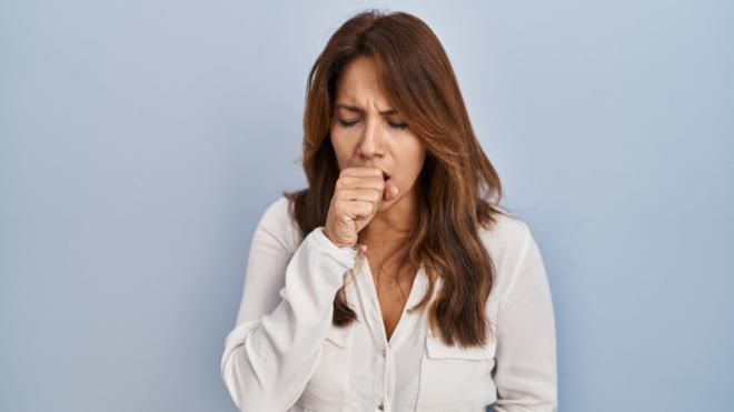 Mujer tosiendo (Foto: Freepik)