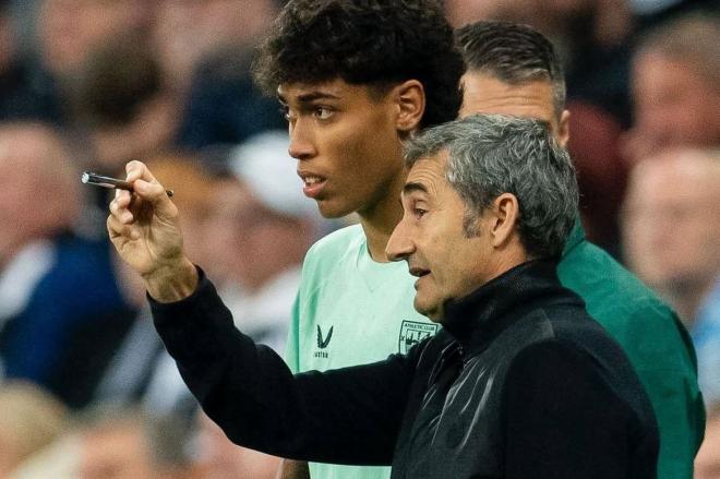 Valverde explica a Selton lo que le pide en su debut en Newcastle (Foto: Athletic Club).