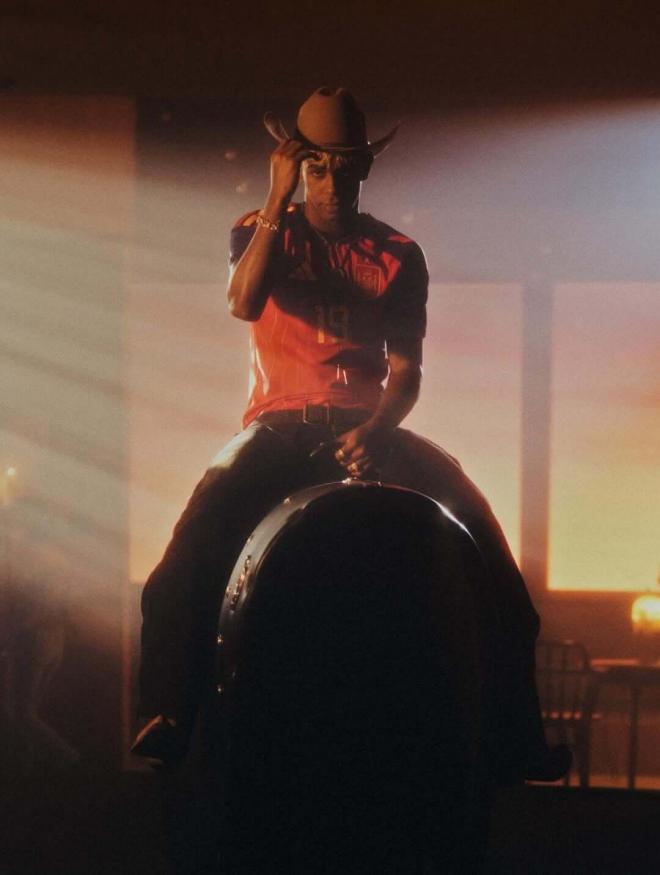 Lamine Yamal, con la camiseta de España en una foto promocional de Adidas para el Mundial 2026 (@lamineyamal)