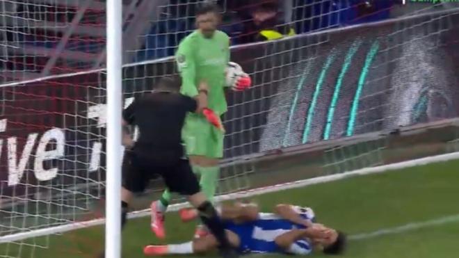 Gabri Veiga, en el suelo tras su encontronazo con Barkas (Fuente: Movistar+)