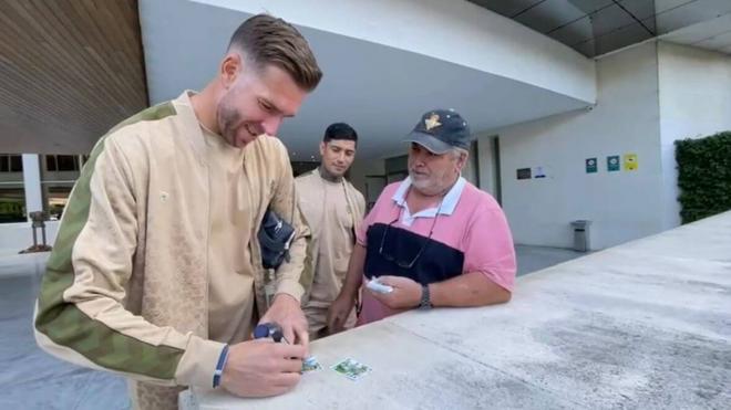 Chimy Ávila y Adrián San Miguel en el hotel de concentración del Betis. (Foto: Kiko Hurtado)
