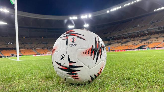 El balón oficial de la Europa League 25/26 (Foto: Kiko Hurtado)