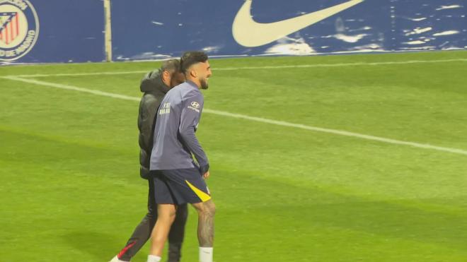Nico González saltando al terreno de entrenamiento (Fuente: Telemadrid)