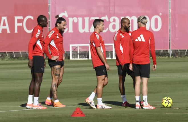 Azpilicueta, en el entrenamiento de este viernes (Foto: Kiko Hurtado).