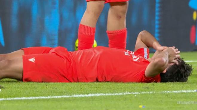 Jon Aramburu doliéndose tras el choque con John Chetauya (Fuente: DAZN)