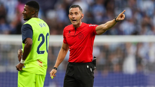 Manuel Jesús Orellana Cid dirige un encuentro en LALIGA Hypermotion. (Foto: LALIGA)