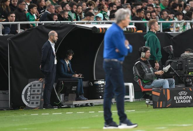 Manu Fajardo y Manuel Pellegrini, en el Betis-Lyon (Foto: Kiko Hurtado).