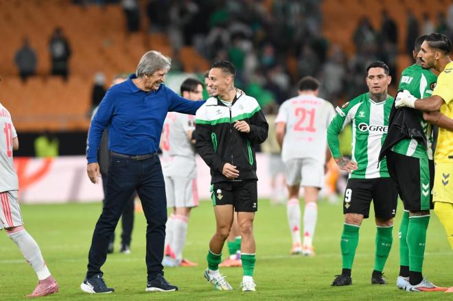 Manuel Pellegrini y Antony, en el Betis-Lyon (Foto: Kiko Hurtado).