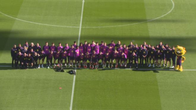 La plantilla del Barça posa en el Camp Nou (ElDesmarque)