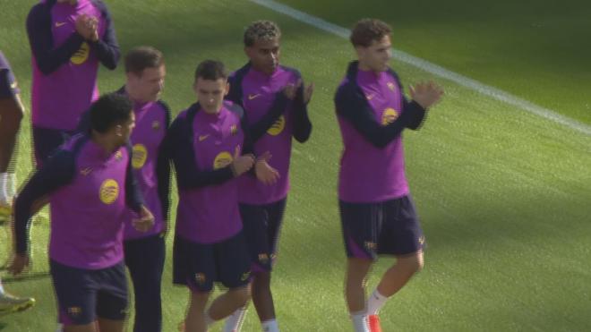 La plantilla del Barça aplaude a la afición en el Camp Nou (ElDesmarque)