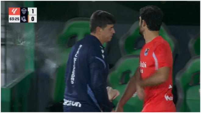 Goncalo Guedes se cabrea tras ser sustituido ante el Elche. (DAZN)