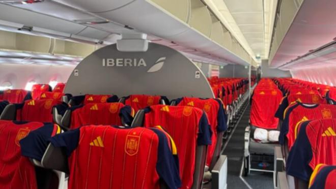 El avión de Iberia lleno de camisetas de España (IBERIA)