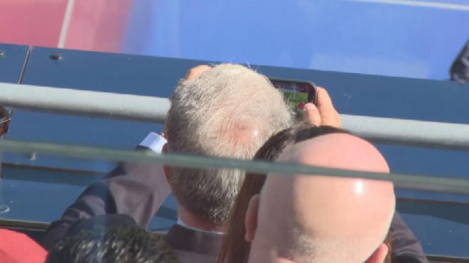 Joan Laporta graba el entreno del Barça en el Camp Nou