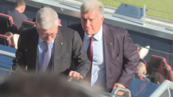 Joan Laporta graba el entreno del Barça en el Camp Nou
