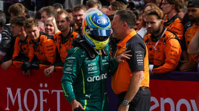 Fernando Alonso, en el GP de Hungría, con Zack Brown (Foto: Europa Press).