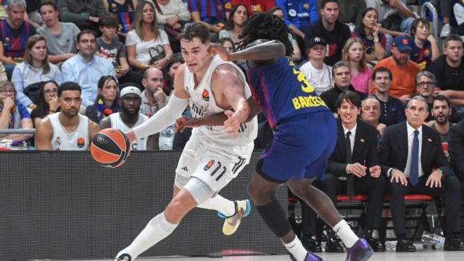 Mario Herzonja y Miles Cale en el Real Madrid - Barcelona (Fuente: Cordon Press)