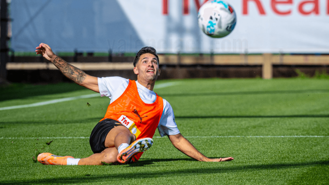 Hugo Duro entrenando bajo las órdenes de Carlos Corberán (Foto: Valencia CF)