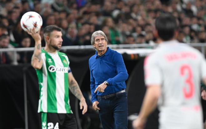 Manuel Pellegrini, tras un saque de banda de Aitor Ruibal (Foto: Kiko Hurtado).