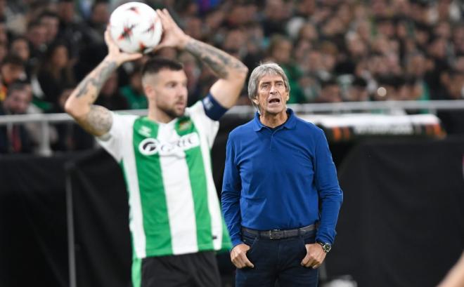 Manuel Pellegrini, tras un saque de banda de Aitor Ruibal (Foto: Kiko Hurtado).