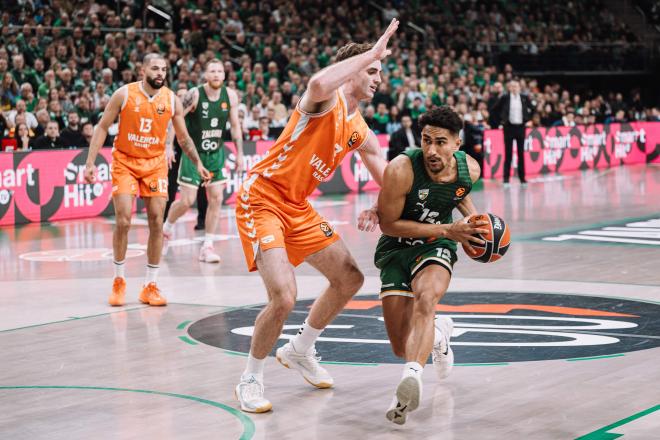La racha del Valencia Basket finaliza en una dura batalla en pista del líder (86-77)