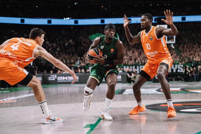 La racha del Valencia Basket finaliza en una dura batalla en pista del líder (86-77)