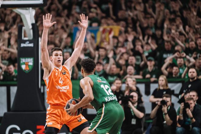 La racha del Valencia Basket finaliza en una dura batalla en pista del líder (86-77)