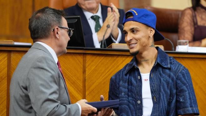 Antony, recibiendo el premio Paloma de Plata (Foto: RBB).