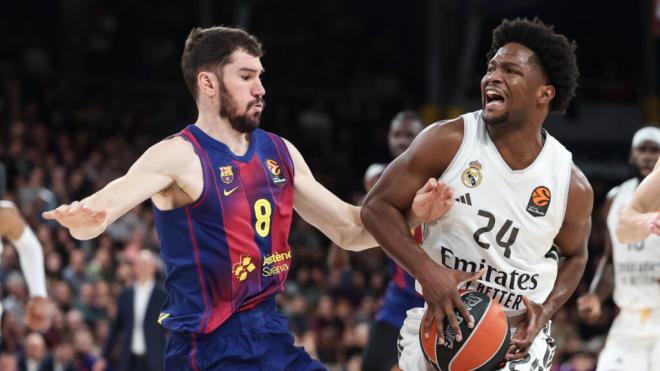 Dario Brizuela y Andres Feliz en el Real Madrid - Barcelona (Fuente: EFE)