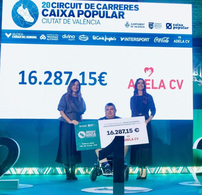 Valencia rinde homenaje a los campeones de la XX edición de su Circuit de Carreres Caixa Popular