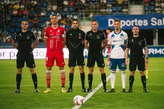 Manuel Jesús Orellana Cid dirige un encuentro de LALIGA Hypermotion. (Foto: CD Tenerife)